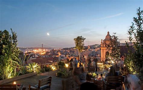 Exploring Lisbon’s Bar Scene: A Guide to Bairro Alto’s Best Bars.